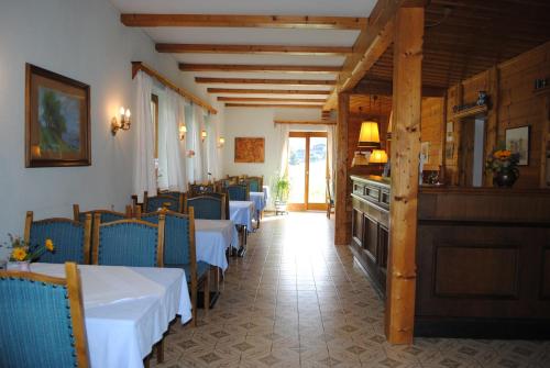 una sala da pranzo con tavoli e sedie blu di Josefinenhof a Neustift im Stubaital