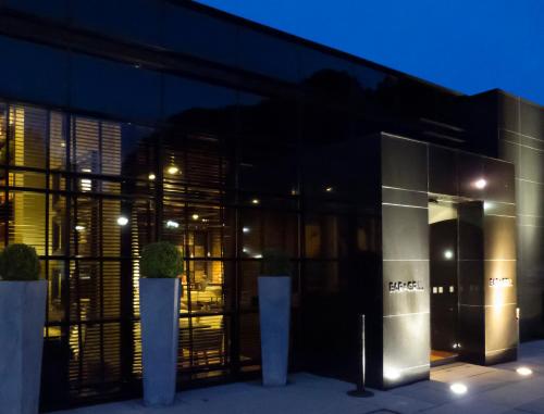 a building at night with lights on at mour hotel in Mansfield