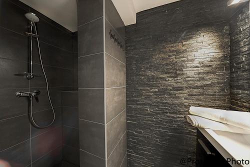 une salle de bain avec douche et lavabo dans l'établissement My Toul'House, à Toulouse