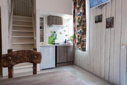 una pequeña cocina con un banco en una habitación en Апарт-коттедж Beauty-mini с сауной и зоной барбекю в Выборге на природе, en Víborg