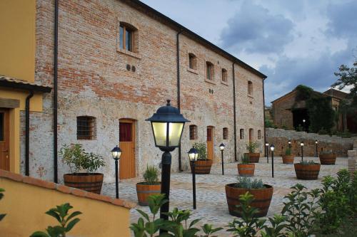 a street light in front of a building with potted plants at La Peschiera B&B in San Lorenzo del Vallo