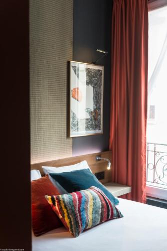 Una cama o camas en una habitación de Fred'Hotel