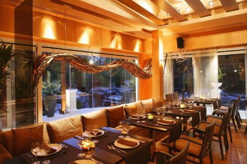 Theoxenia House Hotel tesisinde bir restoran veya yemek mekanı