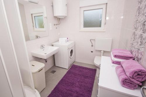 ห้องน้ำของ Apartment in Seget Donji 7428