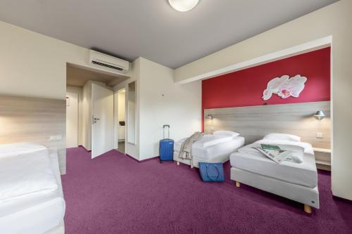 Ένα ή περισσότερα κρεβάτια σε δωμάτιο στο Serways Hotel Heiligenroth