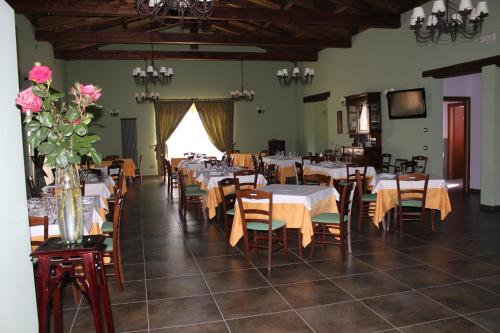 Reštaurácia alebo iné gastronomické zariadenie v ubytovaní Agriturismo Il Borgo Degli Ulivi