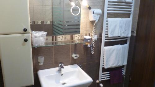 ソバタにあるVila Silviaのバスルーム(洗面台、鏡付)