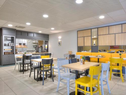 Kuchyň nebo kuchyňský kout v ubytování B&B HOTEL Agen