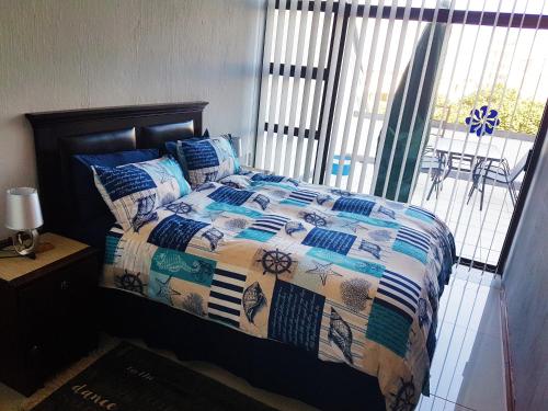 Кровать или кровати в номере Dumela Margate Flat No 17