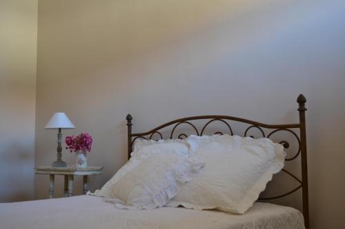 アヴィニョンにあるAppartement Garanceのベッド(白い枕付)、テーブル(ランプ付)