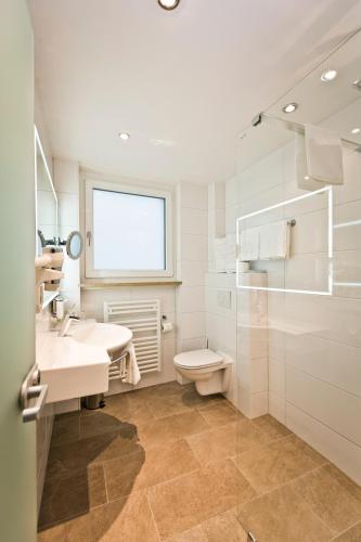 Um banheiro em Stadthotel Goldenes Schiff