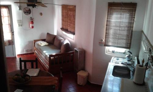 a living room with a couch and a table at La Daimalé Apart in Colón