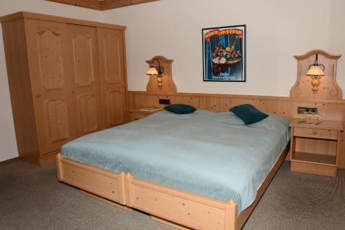 a bedroom with a large bed and two night stands at Residence am Weinberg / Travellers Hotelbetriebs GmbH in Sasbachwalden