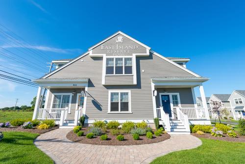 a large house with a driveway at The East Island Reserve Hotel in Middletown