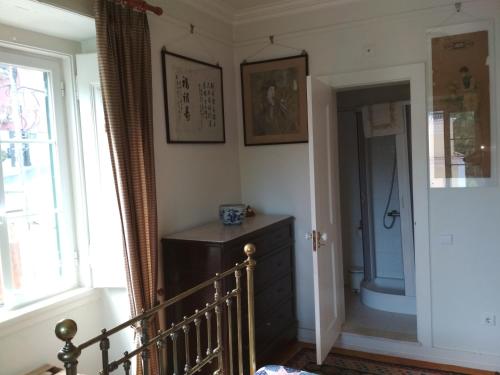 um quarto com uma escada, uma porta e uma janela em Morbey's Chalet em Sintra