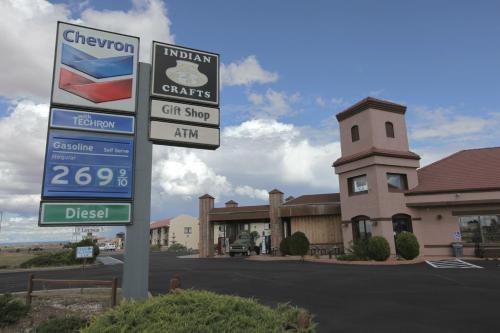 a street sign in front of a car dealership at Grand Canyon Inn and Motel - South Rim Entrance in Valle