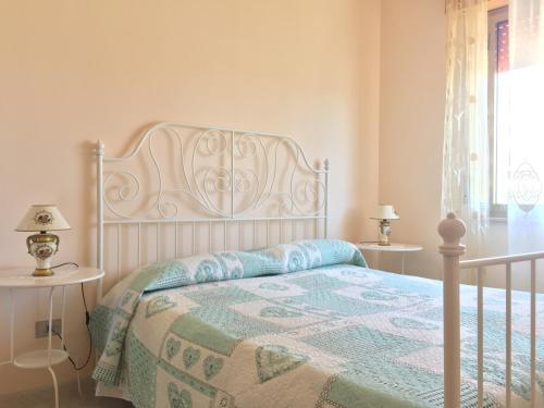 マルツァメミにあるVilla Angelaのベッドルーム1室(ベッド1台、ランプ付きテーブル2台付)