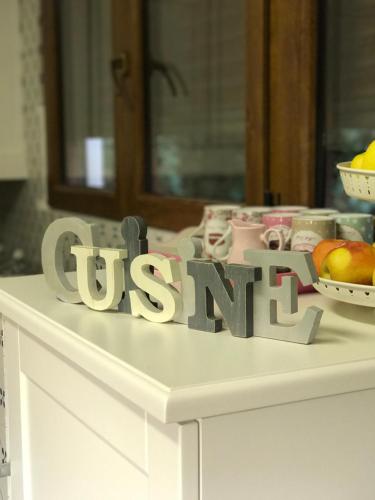 a sign that says usant on top of a counter at Princess B&B Frascati in Frascati