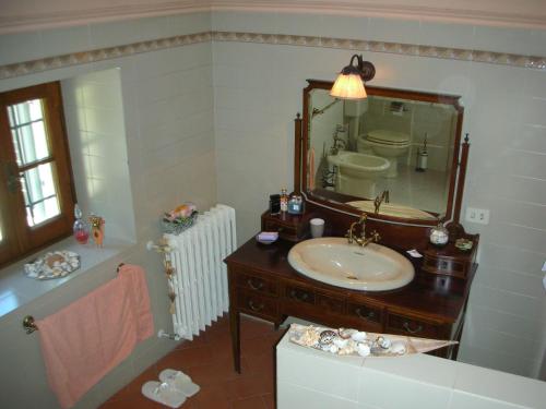 bagno con lavandino e specchio di B & B San Jacopo a Santomato