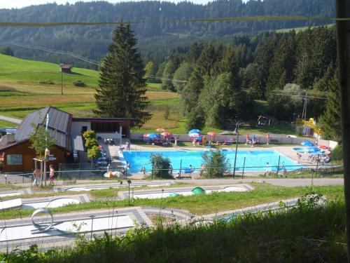 Bazén v ubytování Bed & Breakfast Jungholz - Pension Katharina nebo v jeho okolí