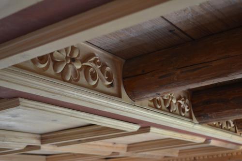 a wooden ceiling with intricate carving on it at B&B La Tana dell'Orso - Die Bärenhöhle in Castello di Fiemme