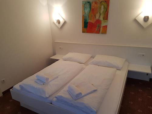 Un pat sau paturi într-o cameră la Apartment Voorhorst