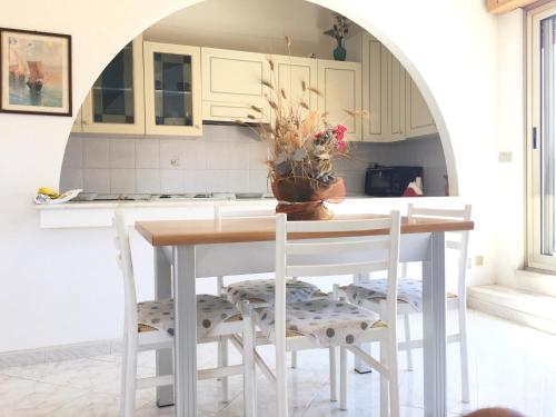 マルツァメミにあるVilla Angelaのテーブルと椅子2脚付きのキッチンが備わります。