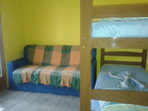 Pousada Alexandrina في كاشويرا باوليستا: غرفة بسريرين بطابقين وأريكة