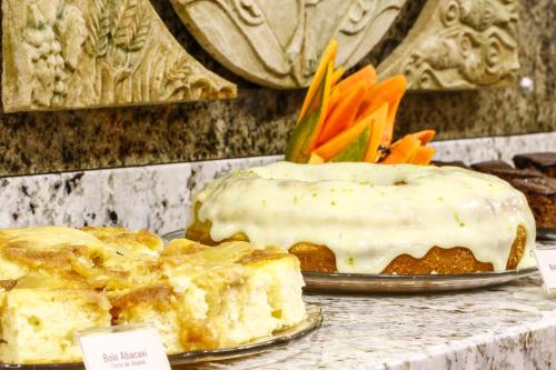 een tafel met twee borden met eten erop uitgestald bij Life Hotel Infinity in Gramado