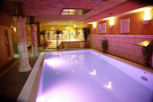 a large bath tub with lights in a room at Posada-Spa Privilegio de Vara in Noja