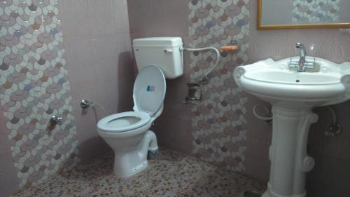 Bilik mandi di Prem Home Stay