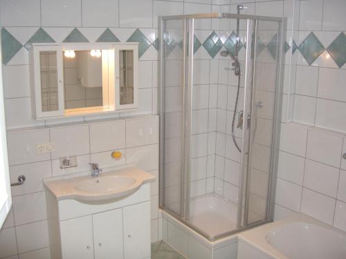 y baño con ducha y lavamanos. en Ferienwohnung Sonnentraum, en Hainzenberg