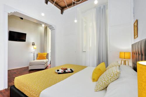 Un dormitorio con una cama grande y una bandeja. en Laterano 238 Apartment, en Roma