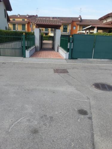 ペスキエーラ・デル・ガルダにあるPeschiera appartamenti Vacanzeの門前空き道