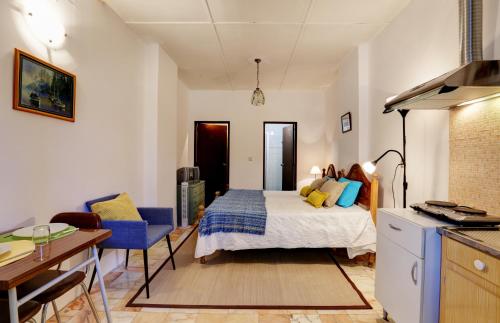 メルトラにあるMértola low-costの小さなベッドルーム(ベッド1台付)、キッチンが備わります。
