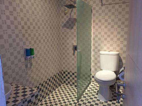 Kylpyhuone majoituspaikassa Blue Ocean Hotel