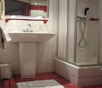 Ванная комната в Hôtel Aladin
