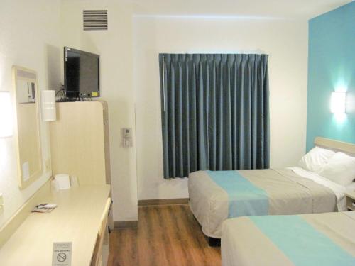 ein Hotelzimmer mit 2 Betten und einem Fenster in der Unterkunft Motel 6-Avoca, IA in Avoca