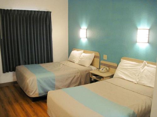 ein Hotelzimmer mit 2 Betten und einem Fenster in der Unterkunft Motel 6-Avoca, IA in Avoca