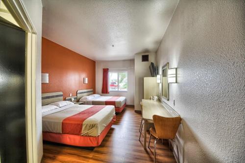 En eller flere senge i et værelse på Motel 6-Mission, TX