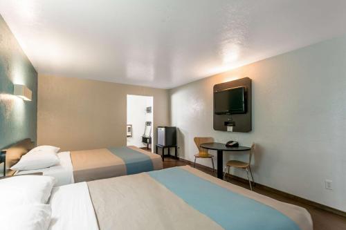 Кровать или кровати в номере Motel 6-Missoula, MT - University