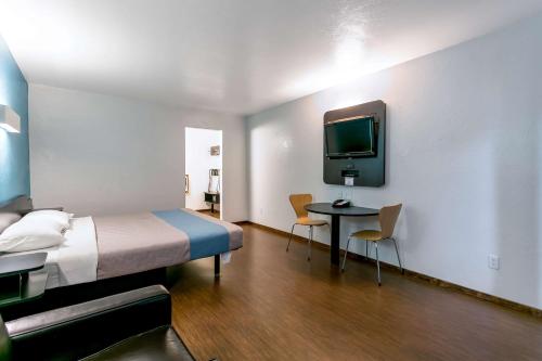 Μια τηλεόραση ή/και κέντρο ψυχαγωγίας στο Motel 6-Missoula, MT - University