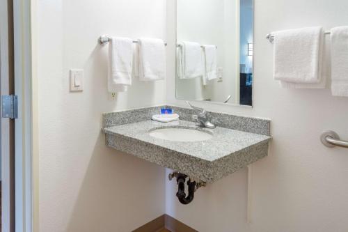 Koupelna v ubytování Motel 6-Lincoln City, OR