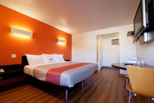 Säng eller sängar i ett rum på Motel 6-Bremerton, WA
