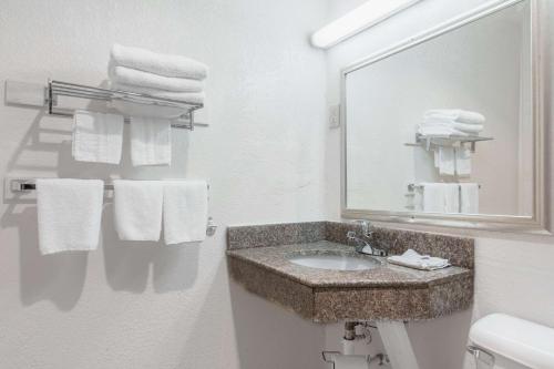 Ένα μπάνιο στο Motel 6-Hope, AR