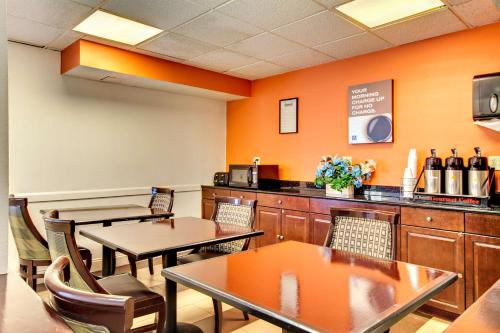 a restaurant with tables and chairs and a counter at Motel 6-Washington, DC in Washington, D.C.