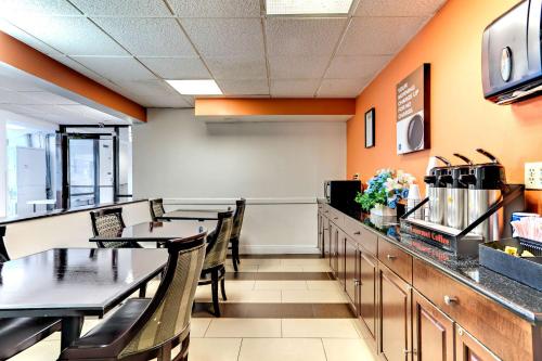 a dining room with tables and chairs in a restaurant at Motel 6-Washington, DC in Washington, D.C.