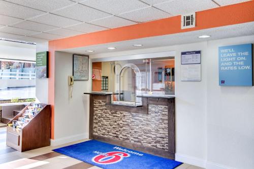 a fast food restaurant with a counter in a room at Motel 6-Washington, DC in Washington, D.C.