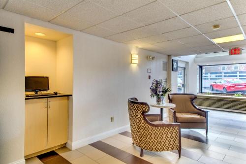 una sala de espera con mesa y sillas en Motel 6-Washington, DC en Washington