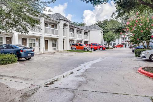 a parking lot with cars parked in front of a building at Studio 6-Houston, TX - Hobby South in Houston